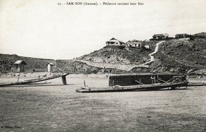 Fischer, die ihr Netz in der Nähe der Strände von Sam Son (Sam-Son), Annam, einholen. Postkarte aus Vietnam, Indochina. Fotografie um 1912-1914