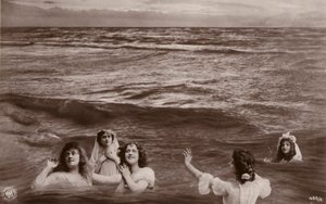 Fünf bekleidete Frauen im Meer (Fotokollage) von French Photographer