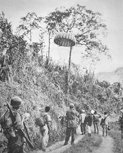 Französische und vietnamesische Soldaten bergen abgeworfene Vorräte während der Belagerung von Dien Bien Phu, November 1953-Mai 1954