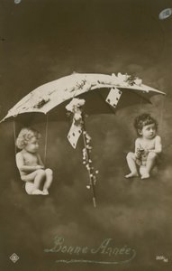 Neujahrskarte mit zwei Babys, die an einem Regenschirm hängen, gesendet 1913 von French Photographer