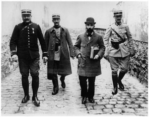 Henri Desire Landru (1869-1922) mit drei Polizisten, ca. 1919 von French Photographer