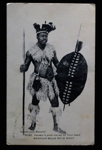 Kiki, Tänzerin, die barfuß auf zerbrochenem Glas auftrat, Buffalo Bill (William Frederick Cody) von French Photographer