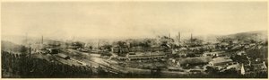Le Creusot, Panoramablick aus dem Album des Fers et Aciers der Firma Schneider & Cie, 1895 von French Photographer