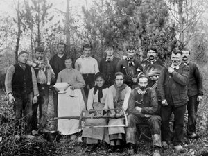 Holzfällerlager mit ihrer Familie, Region Chaumont, Haute Marne, um 1880. Ducos Sammlung. von French Photographer