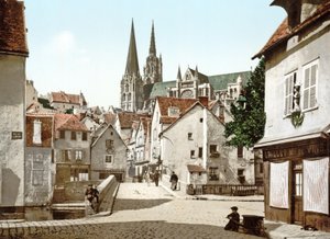Blick die Straße hinunter in Chartres mit der Kathedrale im Hintergrund