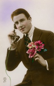 Mann am Telefon, Blumen haltend