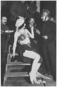 Mata Hari hinter den Kulissen mit einem Feuerwehrmann, ca. 1905 von French Photographer