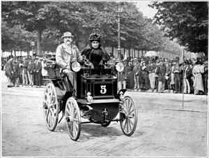 Herr und Frau Levassor beim Start des Rennens Paris - Bordeaux - Paris. von French Photographer