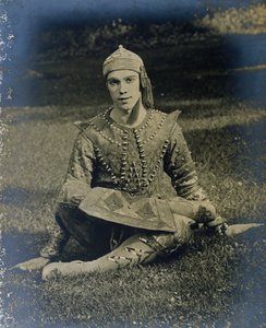 Nijinsky im Schneidersitz, gekleidet als Prinz Igor von French Photographer