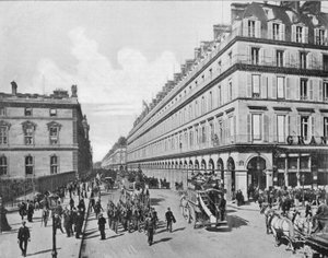 Paris - Die Rue de Rivoli (s/w Foto) von French Photographer