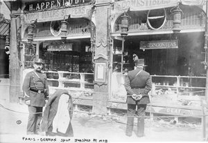 Paris, deutscher Laden von Mob zerschlagen, 1914 von French Photographer