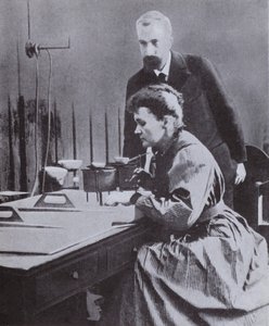 Pierre und Marie Curie, Entdecker des Radiums, in ihrem Labor an der Universität Paris, 1898