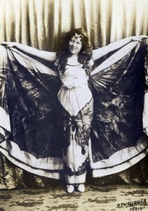 Porträt von Loie Fuller (1862-1928), amerikanische Komikerin, Sängerin, Tänzerin von French Photographer