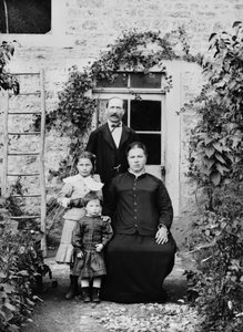 Porträt einer Familie in der Nähe von Bourmont in Haute-Marne. Fotografie Ende des 19. Jahrhunderts. Ducos-Sammlung. von French Photographer