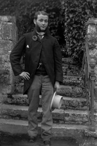 Porträt eines jungen Mannes aus Bourmont in Haute Marne, mit der Kokarde der Wehrpflichtigen an der Knopflöcher, posierend im Garten der Abtei von Septfontaines. Fotografie späte 19. Jahrhundert. Ducos Sammlung