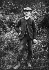 Porträt eines jungen Mannes, mit einer Baskenmütze, im Garten der Abtei von Septfontaines, nahe Bourmont in Haute Marne. Fotografie späte 19. Jahrhundert. Ducos Sammlung