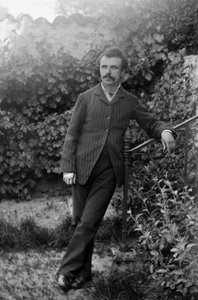 Porträt eines jungen Mannes, im Garten der Abtei von Septfontaines, nahe Bourmont in Haute-Marne. Fotografie Ende des 19. Jahrhunderts. Ducos-Sammlung