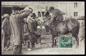 Postkarte, die einen Bauern in der Haute-Loire, der Lebensmittel auf dem Markt verkauft, um 1900 darstellt