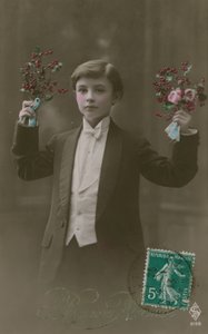 Junge im Frack mit Blumen und Beeren (handkoloriertes Foto) von French Photographer