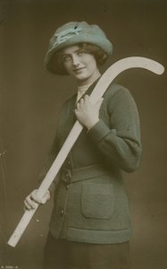 Postkarte einer jungen Frau mit einem Hockeyschläger über der Schulter, gesendet 1913
