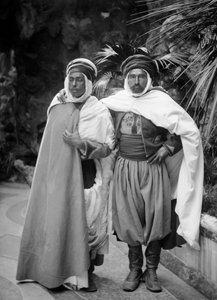 Vertreter der französischen Kolonien in traditioneller Tracht in Paris, um 1850, empfangen von Jean Etienne Théodore Ducos (1801-1855), Minister der Marine und Kolonien von 1851 bis 1855. Fotografie. Ducos-Sammlung.