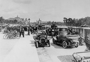 Beschlagnahme von Autos auf der Esplanade des Invalides, Paris, 16. August 1914