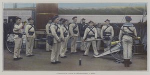 Matrosen führen eine Übung mit einer Landungskanone an Bord eines Schiffes durch von French Photographer