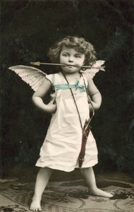 Kleiner Junge, als Amor verkleidet, mit einem Pfeil im Mund von French Photographer