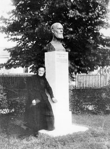 Die Mutter von Charles Péguy an seinem Denkmal