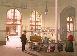 Vichy-Quellwasser, das an der Grande Grille-Quelle im Glas verkauft wird