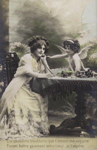 Frau und ein Kind als Cherub verkleidet von French Photographer