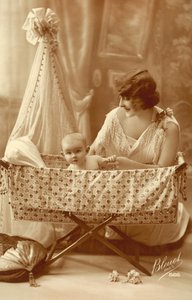 Frau mit einem Baby in einer Wiege von French Photographer