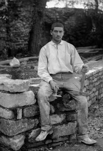 Junger Mann bei der Restaurierung der Abtei von Septfontaines, in der Nähe von Bourmont in Haute-Marne, um 1880. Fotografie. Ducos-Sammlung.