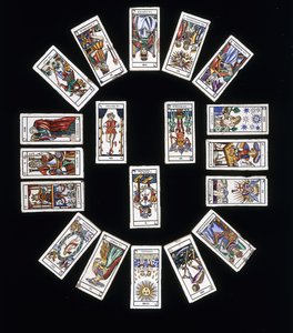 Ein französisches Steinzeugfliesenpaneel, dekoriert mit einem Deck von Marseiller Tarotkarten, 20. Jahrhundert von French School