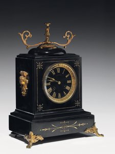 Eine Kaminuhr aus schwarzem Kompositionsstein, mit eingravierten Verzierungen, mit Beinen, Spitzen und Beschlägen aus vergoldetem Messing, von Jausions aus Pau, Frankreich, ca. 1876-78 von French School