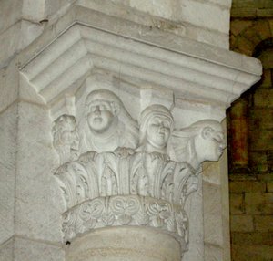 Kapitell mit Darstellung von drei Frauen von French School