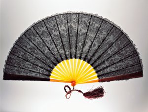 Chantilly-Spitzenhandfächer, maschinell gefertigte Spitze und blonde Schildpattrippen von French School