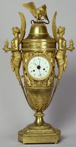 Uhrvase mit einem Adler von French School