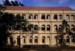 Kolonialarchitektur in Vietnam: Detail der Puginier-Schule, christliche Schule gegründet von Monsignore Puginier, erbaut 1898, Militärstil-Architektur von French School