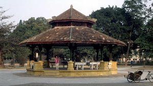 Kolonialarchitektur in Vietnam: Kiosk im „Indochinesischen“ Stil, erbaut 1920 auf dem Paul-Bert-Platz in Hanoi. Er ersetzte eine erste Metallkonstruktion von 1889, in Auftrag gegeben von einer französischen Firma