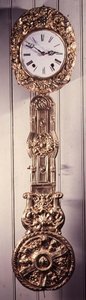 Comptoise-Uhr mit gepresstem Messingrahmen um das Zifferblatt und Detail des Pendels von French School