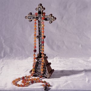 Kruzifix und Rosenkranz, die Maria Stuart (1542-87) gehört haben sollen von French School