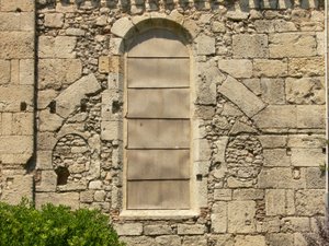 Ansicht eines zugemauerten alten Fensters