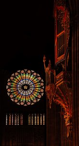 Blick nach Westen mit Orgel und Rosette