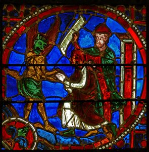 Detail eines Fensters mit Szenen aus dem Wunder des Theophilus