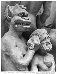 Teufel schiebt eine verdammte Person ins Feuer, aus dem Jüngsten Gericht der Kathedrale von St. Etienne in Bourges (Detail) (Gipsabdruck von Stein) von French School