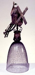 Trinkglas mit Metallfuß in Form einer Windmühle, mit Diamantspitze graviert