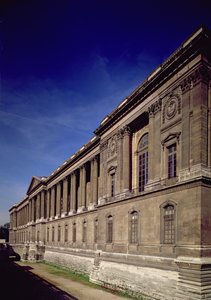 Ostfassade, Haupteingang und Kolonnade, entworfen von Claude Perrault und anderen, begonnen 1678, vollendet von Jacques Germain Soufflot 1774 von French School