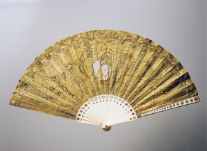 Abendhandfächer mit stilisierten Blumenmotiven in Seide mit Pailletten, eingelegte Knochenrippen