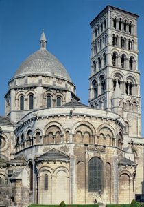 Außenansicht des Chors mit den Apsidenkapellen und dem Glockenturm, erbaut ca. 1125-1135 von French School